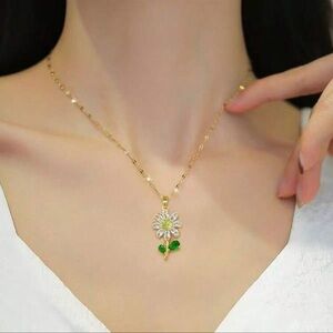 1pc Gold and Green Flower Pendant Necklace